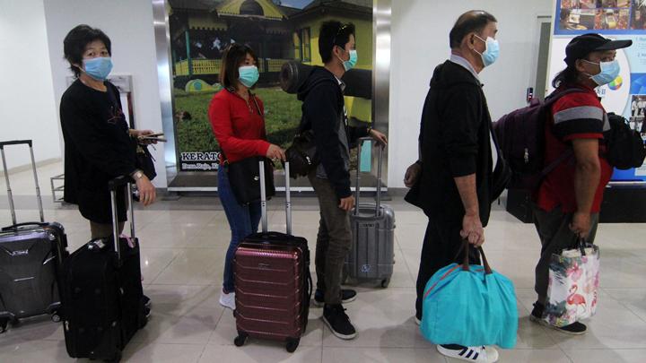 Sejumlah penumpang pesawat mengantre di loket imigrasi saat tiba di Terminal Kedatangan Internasional Bandara Supadio di Kabupaten Kubu Raya, Kalimantan Barat, Kamis 6 Februari 2020. Pemerintah Provinsi Kalimantan Barat menginstruksikan kepada jajaran Imigrasi, Kesehatan Pelabuhan, Bea Cukai dan Karantina setempat untuk melarang masuknya turis dari negara China, tidak memperbolehkan pekerja asing untuk kembali ke negara mereka yang sedang terjadi kasus virus Corona dan melarang warga untuk berkunjung ke China guna mengantisipasi masuknya virus Corona di wilayah Kalimantan Barat. ANTARA FOTO/Jessica Helena Wuysang