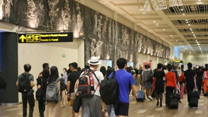 Ilustrasi pengunjung di Bandara I Gusti Ngurah Rai - Pengunjung ke Bali Justru Meningkat, BTB dan IHGMA Sebut Tak Terpengaruh KUHP Foto: Ist