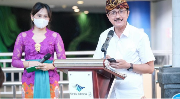 Kepala Dinas Pariwisata Provinsi Bali Tjok Bagus Pemayun saat menyambut kedatangan wisatawan beberapa waktu lalu Foto: Kemenparekraf