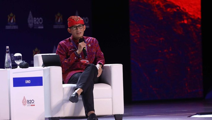 Foto: Menteri Pariwisata Sandiaga Uno dalam acara Talk show B20 Summit di BNDCC Nusa Dua Bali, Minggu (13/11/2022). (CNBC Indonesia/Tri Susilo)
