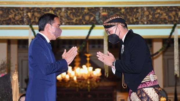 Foto: Presiden Joko Widodo memberi ucapan selamat atas pengukuhan Gusti Pangeran Hario (GPH) Bhre Cakrahutomo Wira Sudjiwo sebagai Kanjeng Gusti Pangeran Adipati Ario (KGPAA) Mangkunagoro X, yang digelar di Pura Mangkunegaran, Kota Surakarta, pada Sabtu, 12 Maret 2022. (Dok: Biro Pers Sekretariat Presiden)
