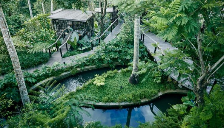 Salah satu aliran subak yang dipertahankan di dalam kompleks Hoshinoya Bali yang berlokasi 20 menit dari pusat wisata Ubud di Gianyar, Bali. Hasil studi Visa mengungkap Ubud merupakan destinasi yang paling ingin dikunjungi wisatwan. Foto: dok Hoshinoya