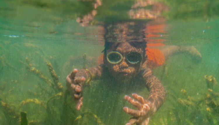 Foto: SOPA Images/LightRocket via Gett/SOPA ImagesBUTON, SOUTH EAST SULAWESI, INDONESIA - 2020/10/02: Dimas Saputra (10 tahun) anak Suku Bajo menyelam di laut dalam (Photo by Andry Denisah/SOPA Images/LightRocket via Getty Images)
