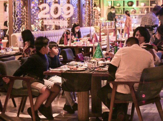 Salah satu resto di area Vasa Hotel Surabaya yang ramai pengunjung saat momen tahun baru.