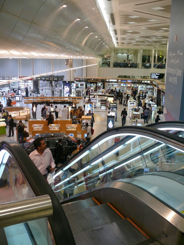 Para penumpang di King Fahd International Airport, bandara terluas di dunia. Foto: Svetlana Arapova/Shutterstock