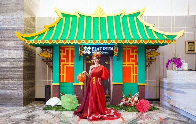 Ornamen khas Tionghoa yang dipajang Platinum Hotel Tunjungan Surabaya untuk menyambut Tahun Baru Imlek. Foto-foto: Masruroh/Basra