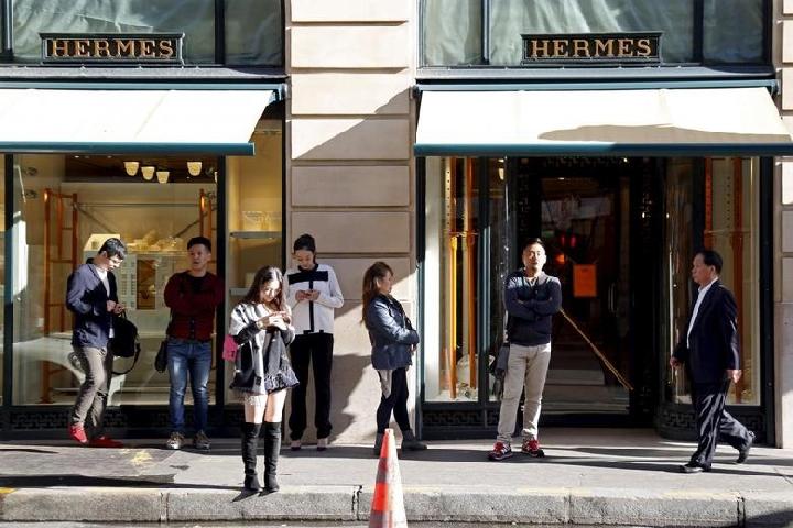 Turis asal China antre di depan Hermes di Paris, 23 September 2015. REUTERS/Charles Platiau
