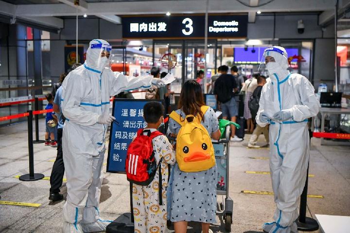 Turis yang terdampar di tengah wabah baru penyakit coronavirus (COVID-19) tiba di aula keberangkatan Bandara Internasional Haikou Meilan di Haikou, provinsi Hainan, China 11 Agustus 2022. cnsphoto via REUTERS