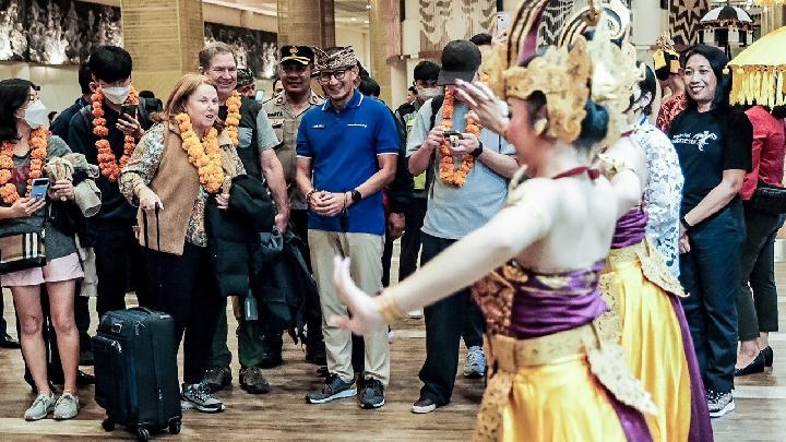 Menteri Pariwisata dan Ekonomi Kreatif Sandiaga Uno bersama Wakil Gubernur Bali Tjokorda Oka Artha Ardhana Sukawati menyambut wisatawan mancanegara pertama yang tiba di Bandar Udara Internasional Ngurah Rai Bali di tahun 2023, Ahad, 1 Januari 2022. Dok. Humas Kemenparekraf