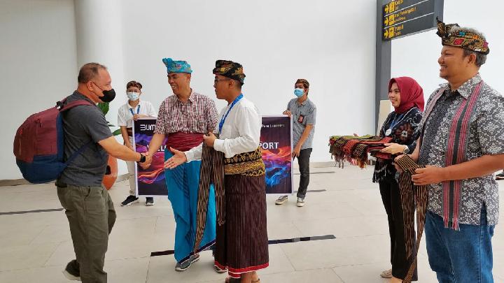 Penumpang pertama tiba di Bandara Inernasional Lombok 1 Januari 2023. Dok. AP 1 - Bandara Inrernasional Lombok