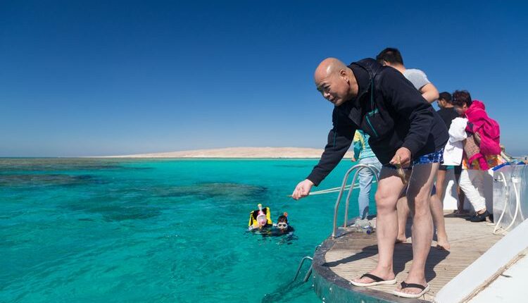 Ilustrasi wisatawan China saat di pantai. (Dok. Shutterstock)