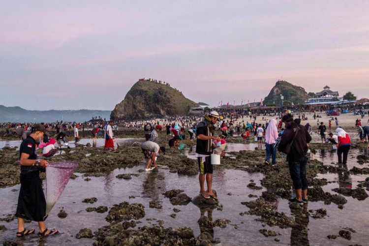 Warga berburu nyale di Pantai Seger, Llombok Tengah, NTB, dalam Festival Pesona Bau Nyale 2020. (Dok. Kemenparekraf) 