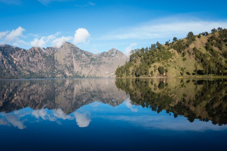 Keindahan alam Gunung Rinjani, tempat Taman Nasional Gunung Rinjani berada.(Shutterstock/Ye Choh Wah)