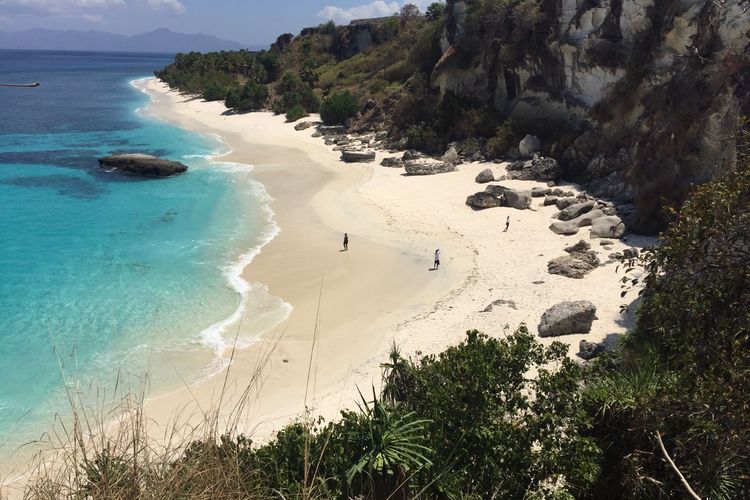 Keindahan pantai Watu Peti NTT dari atas tebing(Kompas.com/Wasti Samaria Simangunsong)
