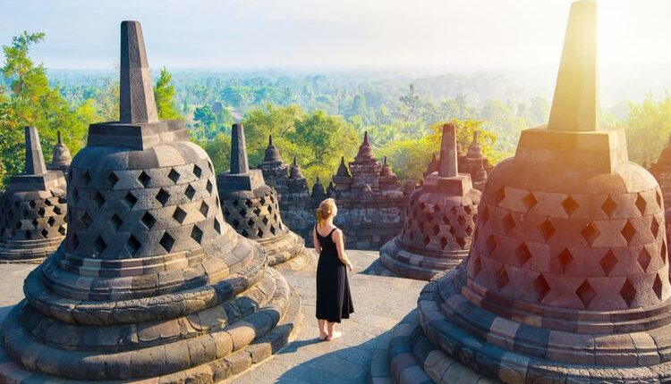 Ilustrasi wisatawan mancanegara (wisman) di Candi Borobudur di Magelang, Jawa Tengah.(Dok. Shutterstock/Lukas Uher)
