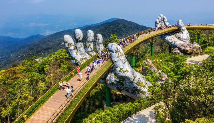 Ilustrasi Golden Bridge atau Jembatan Emas yang seolah-olah diangkat oleh dua tangan raksasa di Ba Na Hill (Bukit Ba Na) di Da Nang, Vietnam.(Dok. Shutterstock/Hien Phung Thu)