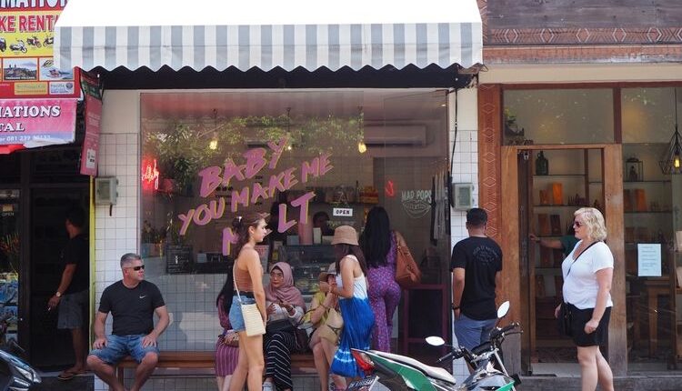 Sejumlah wisatawan mancanegara berdiri di sebuah sudut di kawasan Canggu, Bali, 8 Desember 2022.(SHUTTERSTOCK/RUUD SUHENDAR)