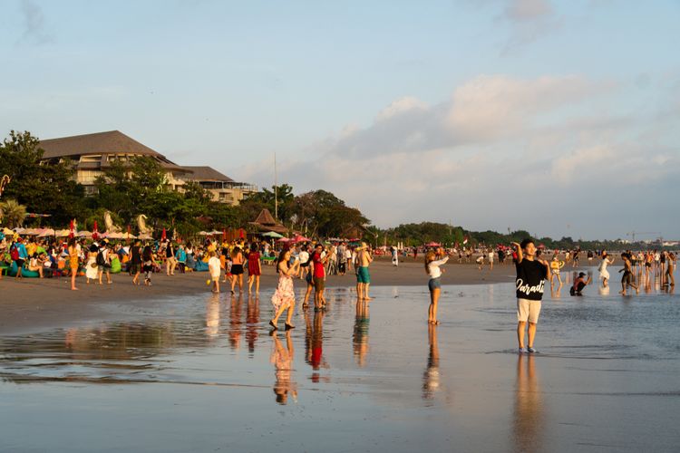 Ilustrasi wisatawan mancanegara di Seminyak, Bali.(Dok. Shutterstock/AsiaTravel)