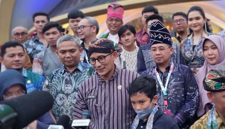 Sandiaga Salahuddin Uno saat acara peluncuran KEN dan SPORTIVE 2023 di pelataran Keong Mas, Taman Mini Indonesia Indah (TMII) pada Sabtu (28/1/2023).(DOK. KOMPAS.COM/ SUCI WULANDARI PUTRI CHANIAGO)