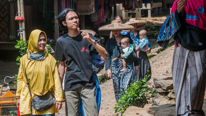 Sejumlah wisatawan berkeliling di Desa Kanekes, Lebak, Banten, Selasa, 7 Juli 2020. Permohonan penghapusan wilayah Baduy sebagai tujuan wisata karena Suku Baduy merasa terganggu kedatangan wisatawan yang mencemari lingkungan sekitar. ANTARA/Muhammad Bagus Khoirunas