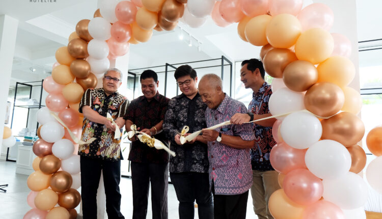  Acara Grand Opening Terry Palmer Hotelier kantor cabang di Bali dihadiri Manager Housekeeper, Purchasing, serta Housekeeper Hotel Community di sekitar wilayah Bali. Turut hadir di acara grand opening kantor di Bali (foto kiri ke kanan) : Husin (Direktur Terry Palmer), I Made Suwitra (Direktur Terry Palmer Hotelier - Cabang Bali), Wilson Pesik (CEO Terry Palmer Hotelier, I Gusti Nyoman Agung Windha (Direktur Institut Pariwisata Bali International), Manael Sudarman (Direktur Pengembangan Usaha). Foto: Terry Palmer Hotelier