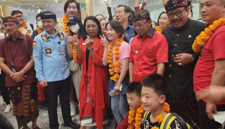 Sebanyak 210 penumpang charter flight perdana dari Shenzhen China (Tiongkok) ke Denpasar disambut hangat oleh Gubernur, Wakil Gubernur Bali didampingi Kepala Kantor Imigrasi Kelas I Khusus TPI Ngurah Rai Kantor Wilayah Kementerian Hukum dan HAM Bali di Bandara International I Gusti Ngurah Rai, Minggu (22/01/2023). Foto: kumham bali/skd