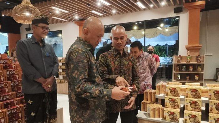 MenKopUKM didampingi Ajik Krisna saat melihat sejumlah produk yang ada di Toko Oleh-Oleh Serba Aji’k. Tribun Bali/Zaenal Nur Arifin
