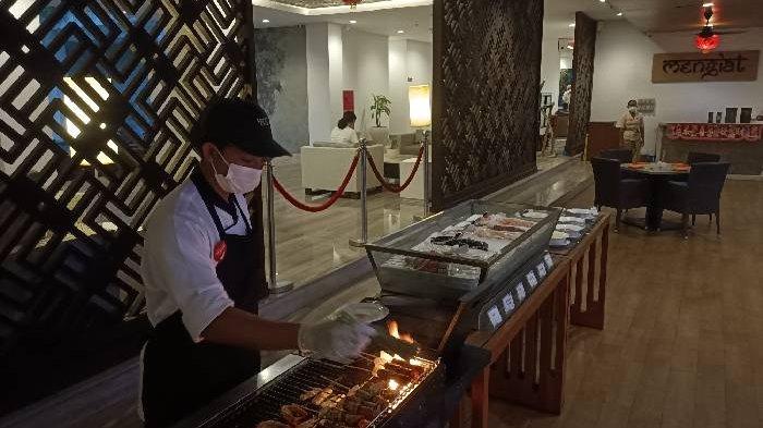 Suasana Barbeque Grill & Chill all you can eat di Mengiat Restaurant Hotel Santika Siligita Nusa Dua - Bali. Tribun Bali/Zaenal Nur Arifin

 