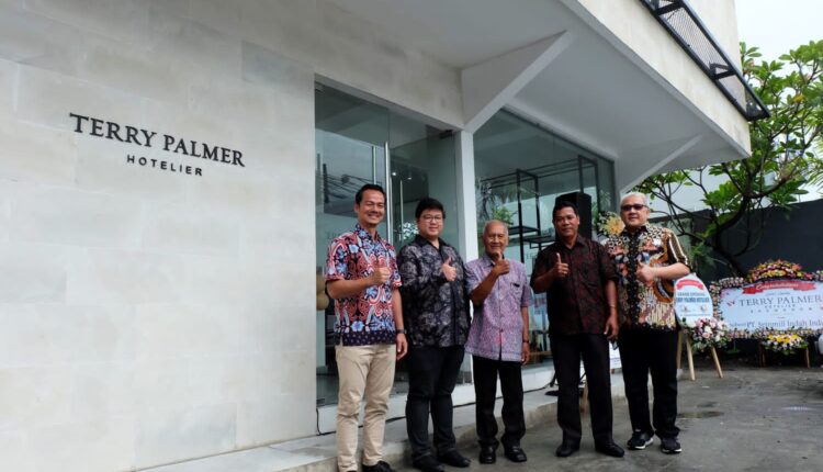 Acara Grand Opening Terry Palmer Hotelier kantor cabang di Bali dihadiri Manager Housekeeper, Purchasing, serta Housekeeper Hotel Community di sekitar wilayah Bali. Turut hadir di acara grand opening kantor di Bali (foto kiri ke kanan) : Husin (Direktur Terry Palmer), I Made Suwitra (Direktur Terry Palmer Hotelier - Cabang Bali), Wilson Pesik (CEO Terry Palmer Hotelier, I Gusti Nyoman Agung Windha (Direktur Institut Pariwisata Bali International), Manael Sudarman (Direktur Pengembangan Usaha). Foto: Terry Palmer Hotelier