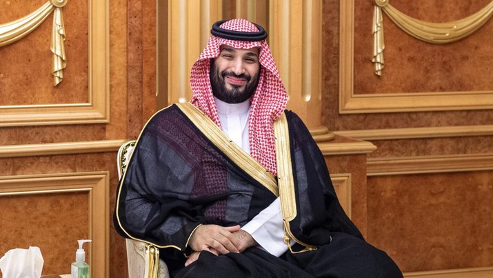 Foto: Ketua Dewan Menteri Arab Saudi yang baru Putra Mahkota Mohammed bin Salman bertemu dengan Raja Arab Saudi Salman bin Abdulaziz (tidak terlihat) setelah perubahan kabinet dengan Keputusan Kerajaan Arab Saudi di Jeddah, Arab Saudi pada 27 September 2022. (Getty Images/Anadolu Agency)