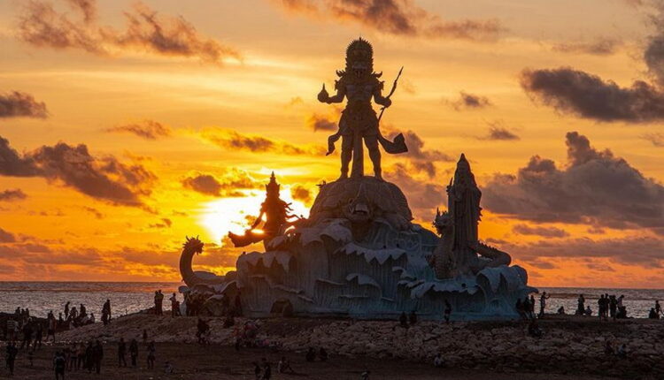 Sunset di Pantai Jerman, Kuta, Badung, Bali. (Instagram @holidayinnexpressbarunabali)