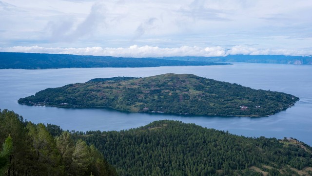 Geosite Sipinsur, spot menikmati keindahan Danau Toba. Foto: Paul Rumahorbo/Shutterstock