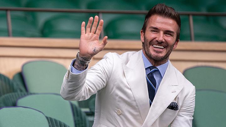 Mantan timnas sepakbola Inggris, David Beckham berada di royal box saat menyaksikan pertandingan Semifinal Kejuaraan Tenis Wimbledon antara petenis Italia, Matteo Berrettini dan Petenis Polandia, Hubert Hurkacz di roquet Club, London, Inggris, 9 Juli 2021. REUTERS/Ben Solomon