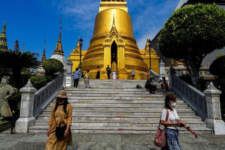 Wisatawan mengunjungi Grand Palace, salah satu tempat wisata utama karena Thailand mengharapkan kedatangan wisatawan Tiongkok setelah Tiongkok membuka kembali perbatasannya di tengah pandemi virus corona (COVID-19), di Bangkok, Thailand, 7 Januari 2023. REUTERS/Athit Perawongmetha