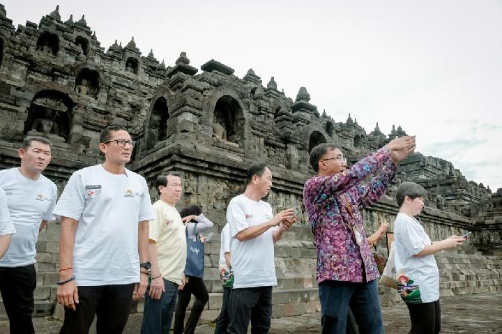 Menteri Pariwisata dan Ekonomi Kreatif Sandiaga Salahuddin Uno bersama dengan delegasi peserta ASEAN Tourism Forum (ATF) 2023 mengunjungi Candi Borobudur dalam kegiatan "Tehnical Tour ASEAN Tourism Forum (ATF) 2023", (5/2/2023). Dok. Kemenpar