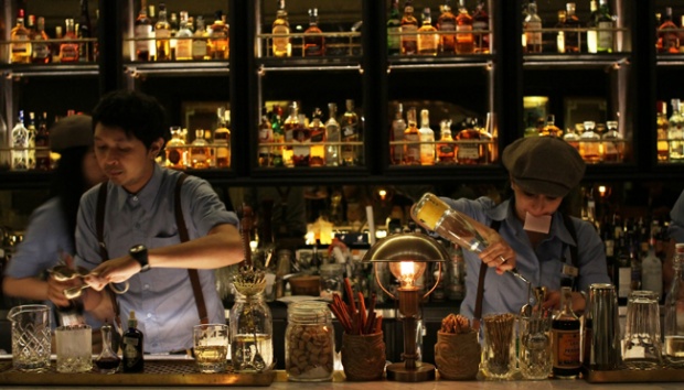 Bartender meracik minuman di The Prohibition Chophouse & Speakeasy Bar, lantai 2 Plaza Senayan Arcadia, Jakarta Selatan, 29 Maret 2015. TEMPO/Dhemas Reviyanto