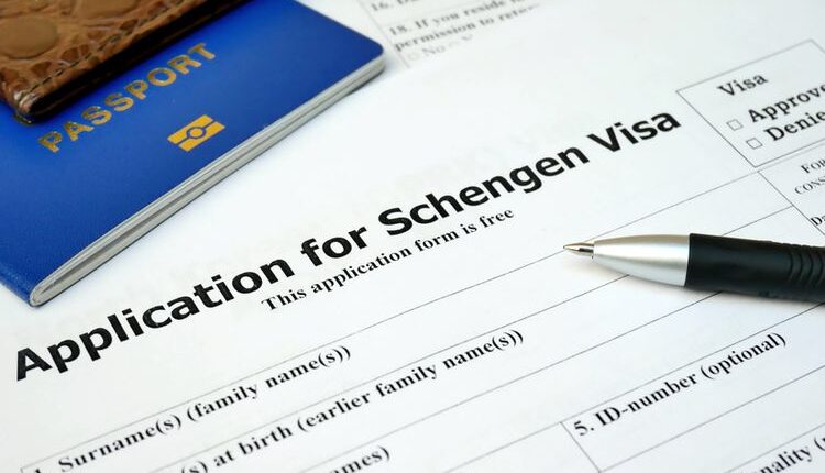 Ilustrasi pengajuan aplikasi visa Schengen untuk berkunjung ke Eropa (SHUTTERSTOCK/ANATOLII MAZHORA)