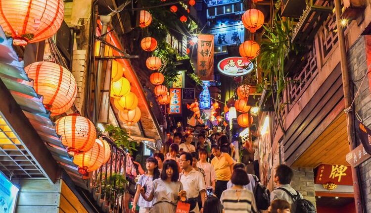 Ilustrasi Taiwan - Pemandangan wisata malam di Jiufen, New Taipei City.(SHUTTERSTOCK / weniliou)