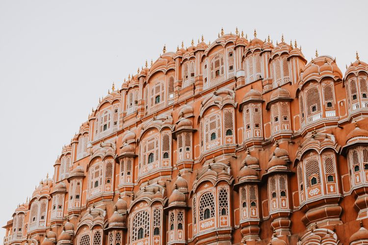 Ilustrasi India - Sebuah bangunan bernama Hawa Mahal di Jaipur India (Photo by Ibrahim Rifath on Unsplash).(Photo by Ibrahim Rifath on Unsplash)