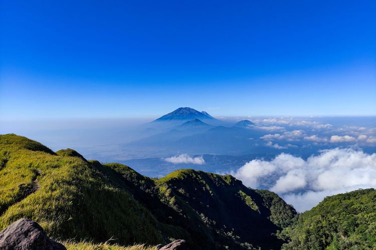 Pemandangan 4 gunung dari Gunung Ungaran.(KOMPAS.com/ANGGARA WIKAN PRASETYA)
