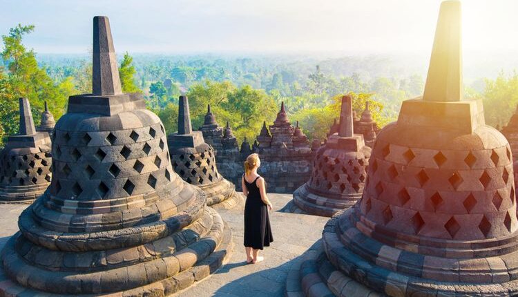 Ilustrasi wisatawan mancanegara (wisman) di Candi Borobudur di Magelang, Jawa Tengah.(Dok. Shutterstock/Lukas Uher)