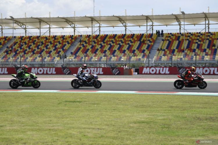 Sejumlah pebalap memacu kecepatan pada latihan bebas pertama (FP1) World Superbike 2022 di Pertamina Mandalika International Street Circuit, KEK Mandalika, Desa Kuta, Kecamatan Pujut, Praya, Lombok Tengah, NTB, Jumat (11/11/2022). Artikel ini berisi jadwal WSBK Mandalika 2023 yang akan digelar pada 3-5 Maret tahun ini.(ANTARA FOTO/Puspa Perwitasari)