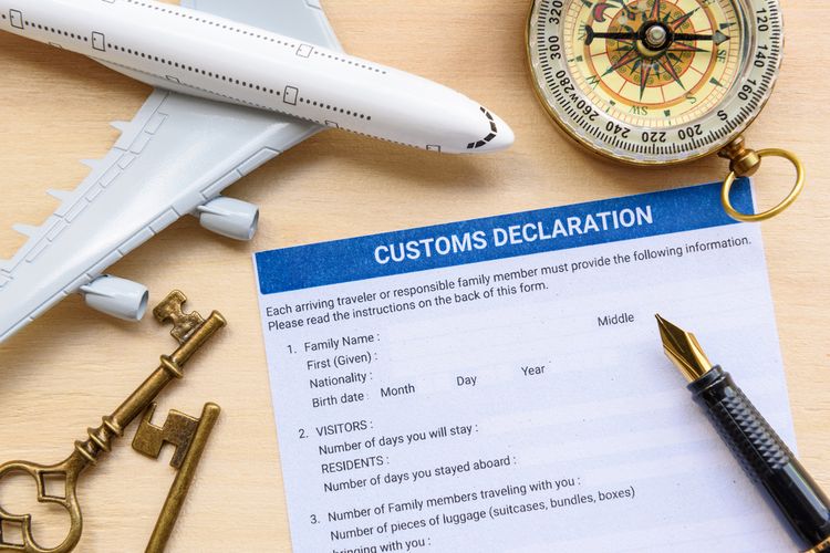 Ilustrasi Customs Declaration(Shutterstock/William Potter) 