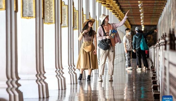 Rombongan Tur dari China Sedang Mengunjungi Grand Palace di Bangkok, Thailand, Selasa (7/2/2023)(Xinhuanet.com)