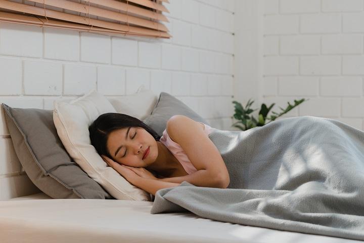 Ilustrasi wanita tidur. Freepik.com/Tirachardz
