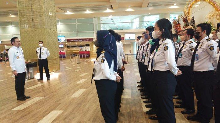 Kepala Kantor Imigrasi Ngurah Rai saat memberikan arahan kepada personelnya di terminal internasional Bandara I Gusti Ngurah Rai Bali Foto: Ist