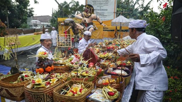 Foto: Umat Hindu melaksanakan ibadah Tawur Kesanga dan Sembahyang Tilem dalam rangka menyambut hari raya Nyepi Tahun Baru Saka 1941. (CNBC Indonesia/Andrean Kristianto)