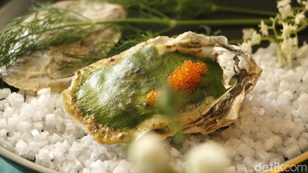 Salah satu menu Infinity Brunch di Hotel Alila SCBD, Rockefeller Oyster Foto: Dadan Kuswaraharja