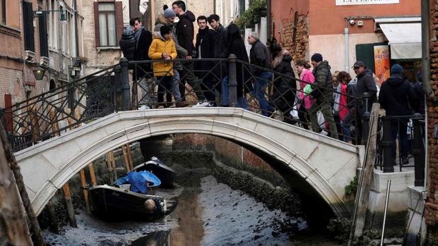 Kanal Venesia mengering (Foto: CNN)