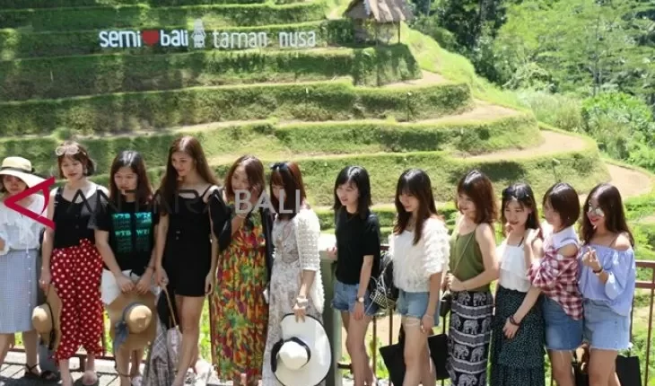 Para turis China berfoto dengan latar belakang terasering pertanian di Taman Nusa, Gianyar, Jumat (14/9). (Antaranews Bali/Adi Lazuardi)